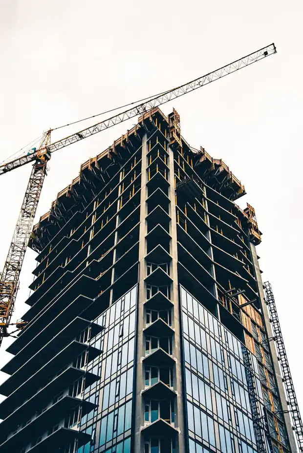 Torre residencial em construção com guindaste